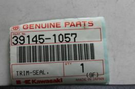 1986-1987 ZX1000 NINJA KAWASAKI (KB23) NOS OEM 39145-1057 TRIM SEAL SIDE COWLIN