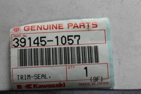1986-1987 ZX1000 NINJA KAWASAKI (KB23) NOS OEM 39145-1057 TRIM SEAL SIDE COWLIN