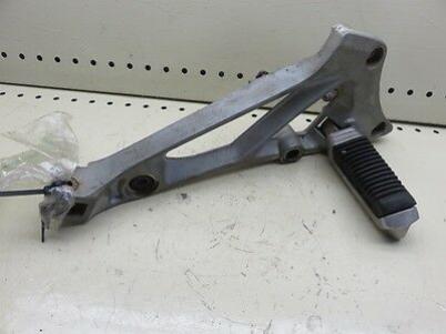1983 SUZUKI GS550 ES RIGHT FRONT FOOT REST FOOT PEG WITH MOUNT (SHP)