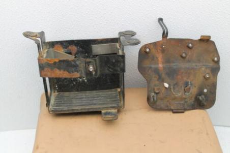 1980 SUZUKI GS1000 GL (#316) BATTERY TRAY BOX HOLDER ELECTRICAL BRACKET PLATE