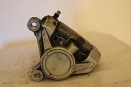 1990 YAMAHA FZR600 LEFT FRONT BRAKE CALIPER (YBC114)