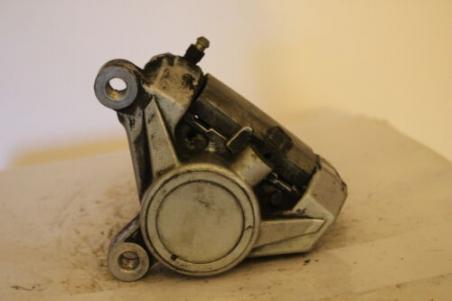 1990 YAMAHA FZR600 LEFT FRONT BRAKE CALIPER (YBC114)