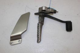 1995 YAMAHA FZR600 (#309) RIGHT FRONT FOOT REST PEG, PLATE W/ REAR BRAKE PEDAL