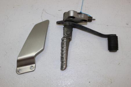 1995 YAMAHA FZR600 (#309) RIGHT FRONT FOOT REST PEG, PLATE W/ REAR BRAKE PEDAL