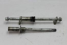 2009 SUZUKI GZ250 (#331) FRONT AXLE REAR AXLE 
