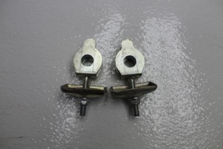 2004 SUZUKI GZ250 AXLE CHAIN TENSIONER ADJUSTER BRACKETS (SB45)