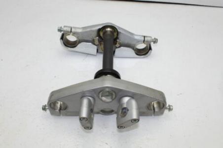2003 SUZUKI GZ250 (#329) TRIPLE TREE STEERING STEM FORK CLAMP