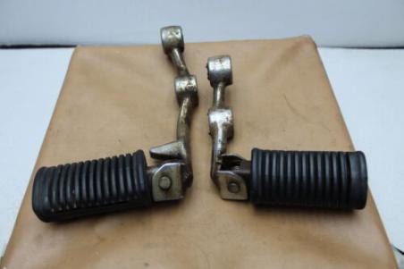 1981 SUZUKI GN400 (#284) LEFT RIGHT FRONT FOOT REST PEG STEP PAIR