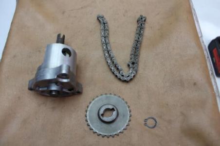 1986 SUZUKI VS700 INTRUDER (#373) OIL PUMP ASSEMBLY WITH SPROCKET DRIVE CHAIN