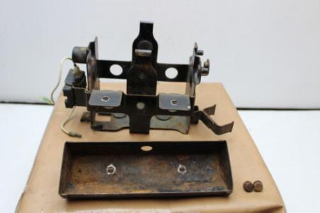1975 KAWASAKI KZ400 BATTERY BOX TRAY HOLDER (LMU21)