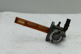 1982 YAMAHA XJ550 MAXIM (#396) FUEL GAS TANK PETCOCK SHUT ON OFF VALVE