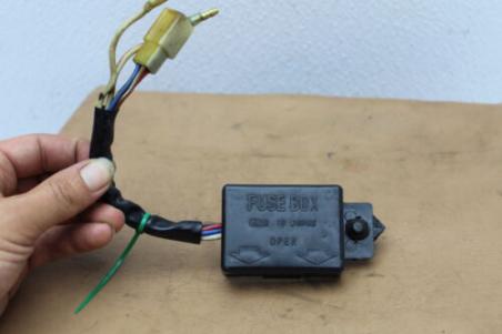 1978 KAWASAKI KZ650 SR (#414) FUSE BOX 