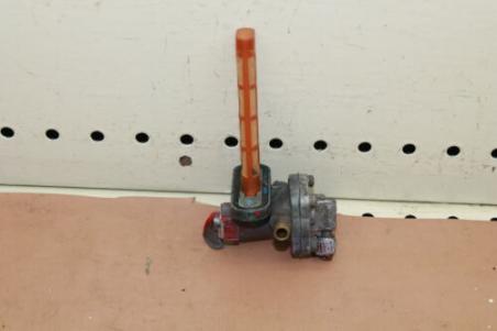 1981 SUZUKI GS550 GS550L (#106) PETCOCK FUEL VALVE PETRO