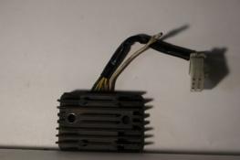 1983 KAWASAKI GPZ KZ550 VOLTAGE REGULATOR RECTIFIER (TOVR55) SH530-12