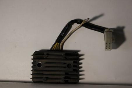 1983 KAWASAKI GPZ KZ550 VOLTAGE REGULATOR RECTIFIER (TOVR55) SH530-12