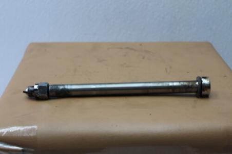 1972 HONDA CB175 (#323) FRONT WHEEL AXLE 