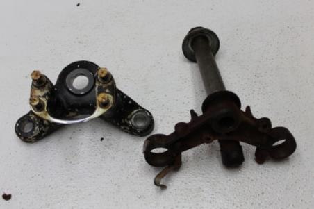 1972 HONDA CB175 (#323) TRIPLE TREE STEERING STEM FORK CLAMP