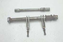 1975 HONDA CB500T (#392) FRONT REAR AXLE FRONT WHEEL RIM PIVOT BOLT
