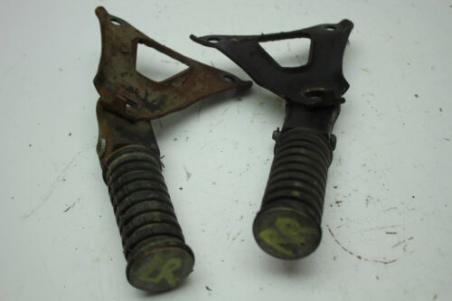 1977 YAMAHA XS360-2D (#413) LEFT AND RIGHT REAR FOOT REST PEG STEP W/ BRACKET